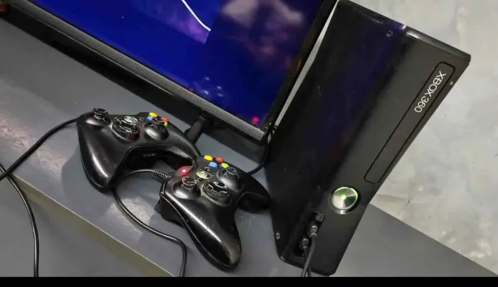 Xbox slim completo 2 controles e jogos 440$ a vista pix dinheiro cartão ?