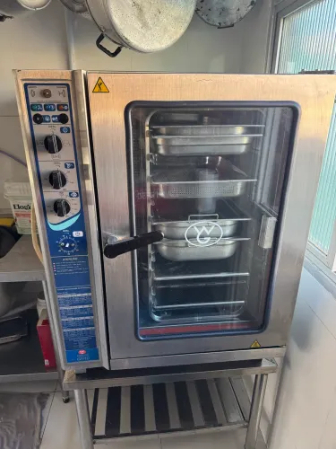 Forno combinado muito novo. Usado poucas vezes.