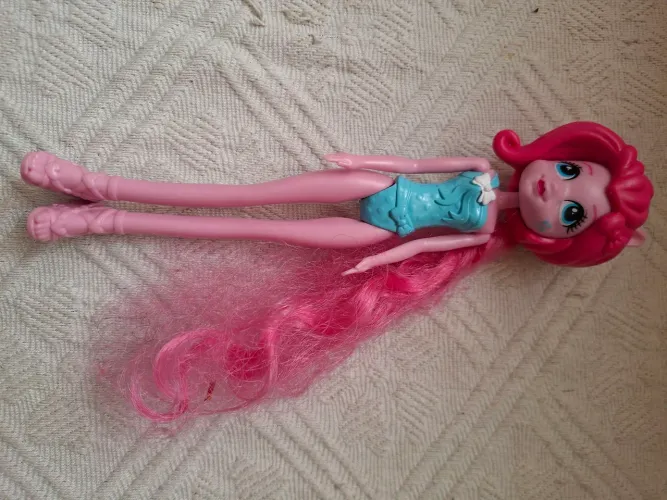boneca Hasbro My Little Pony Equestria Girls Pinkie Pie com cabelo rosa
