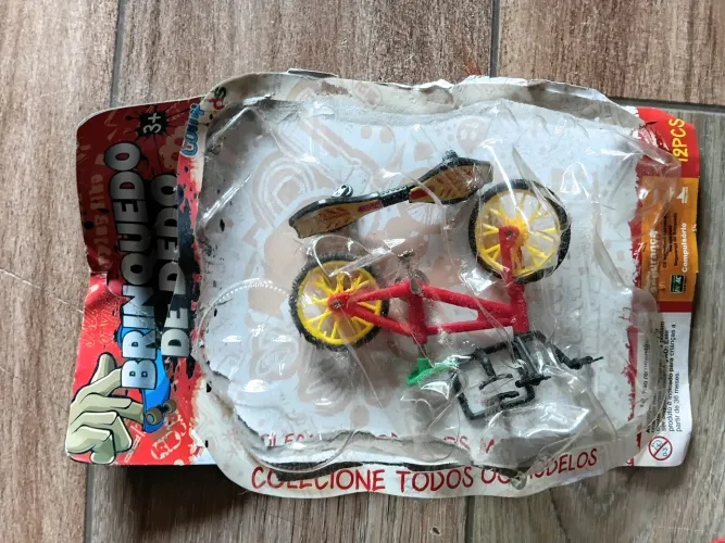 Vendo brinquedos a maioria carros de 4 tamanhos diferentes 3 caixas 300