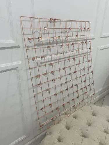     Painel de fotos em grade metálica (rose gold/cobre) com prendedores