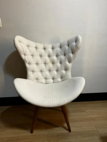 Poltrona com capitonê em Linho Off White