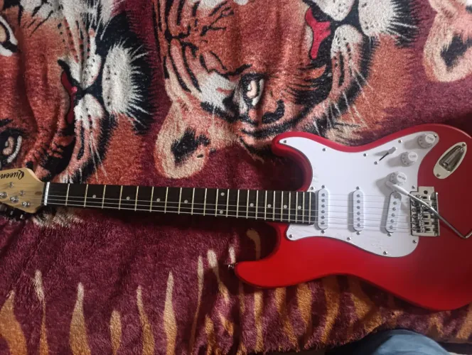 Vendo guitarra ou troco por algum produto já vem junto com amplificador