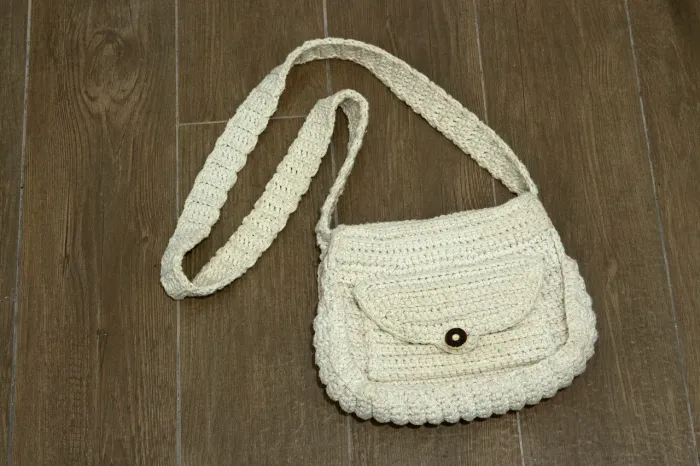 Bolsa artesanal em crochê transversal