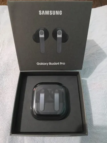 Galaxy Buds 4 Pro Semi-Novo (Menos de 1 mês de uso + Nota Fiscal)
