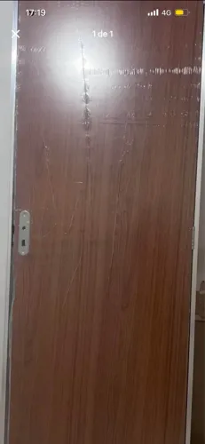 Porta de madeira com batente e fechadura 2,12x 75