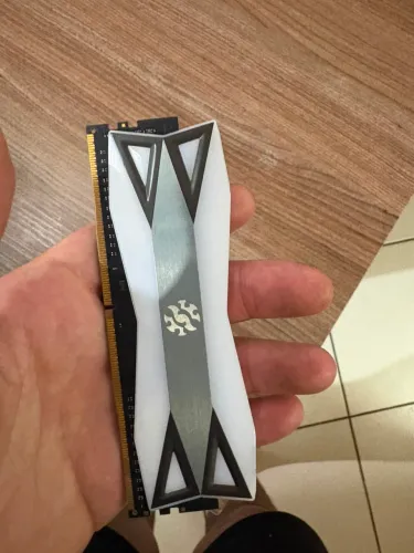 Memoria RAM DDR 4 da XPG com frequência maxima de 4133 mhz