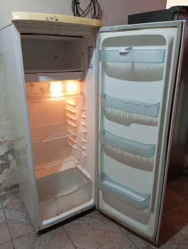 GELADEIRA ELETROLUX GELO NORMAL ACEITO CARTÃO DOU GARANTIA FAÇO A ENTREGA FUNCIONANDO 