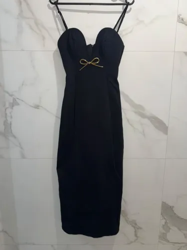 Vestido preto da Lança Perfume