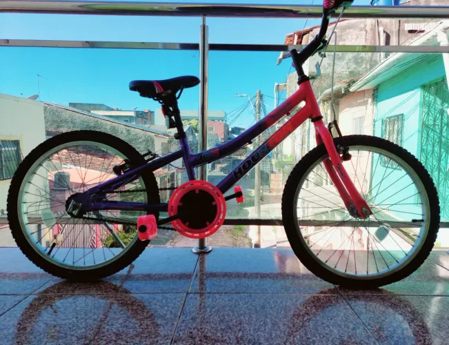 Vendo essa bicicleta e esse patins pouco tempo de uso valor $ 450,00 . Negócio.