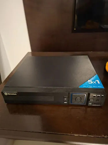 DVR ou HVR (Hybrid Video Recorder) da marca Greatek. 