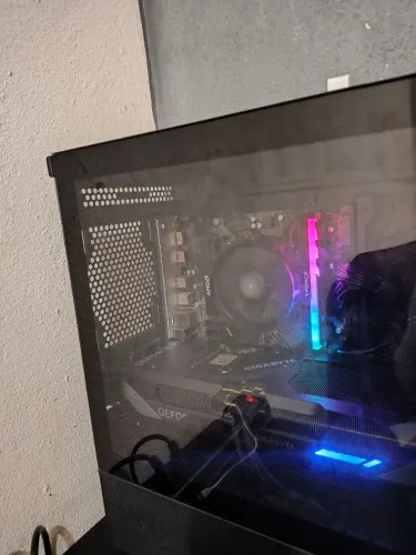 PC Gamer ULTRA - RTX 5070 12GB (Lançamento) | Ryzen 5 8500G | 32GB DDR5 | Monitor 240Hz