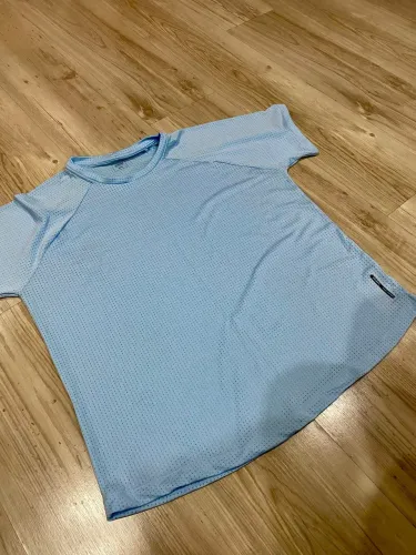 Blusa fitness, azul claro, tamanho xxg, veste um GG