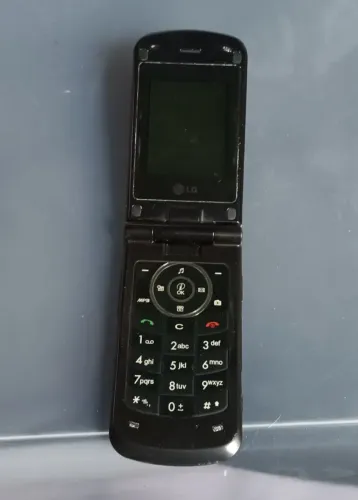 celular antigo LG preto