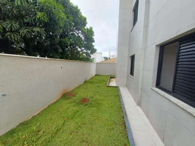 Área privativa de três quartos, suíte, varanda, elevador e quatro vagas no Santa Amélia