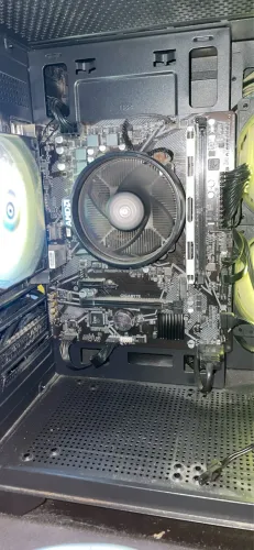 Placa-Mãe Gigabyte A520M com Defeito - Liga Aquecendo com Secador.