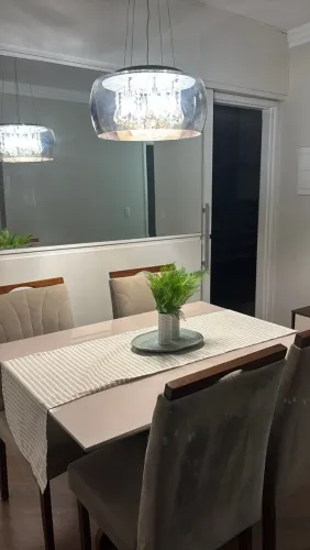 Mesa de jantar com cadeiras