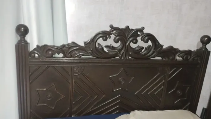 Cama de casal de madeira entalhado a mão 