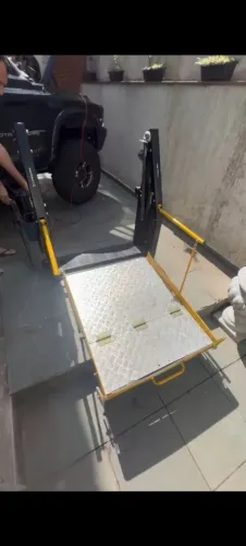 Rampa para cadeirante eletro hidráulica semi nova