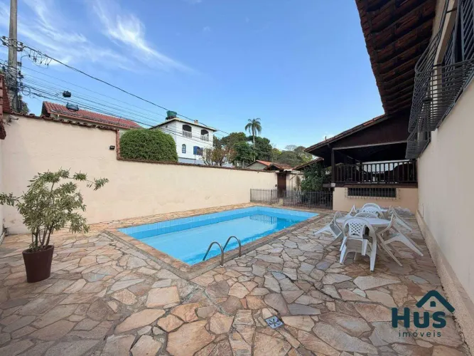 Casa de 235m, com 3 quartos e 6 banheiros e 3 vagas de garagem à venda no Santa Amélia