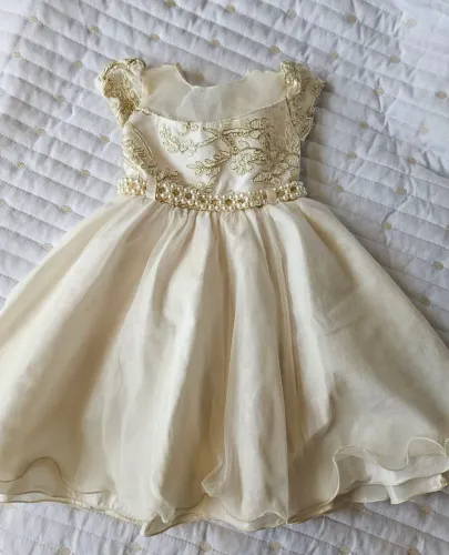 Vestido infantil com bordado e pérolas