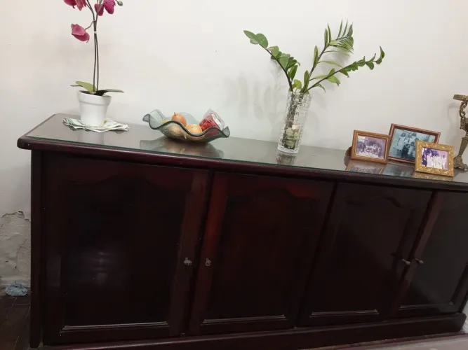 Mesa de jantar em madeira maciça com tampo de vidro mais buffet com tampo de vidro