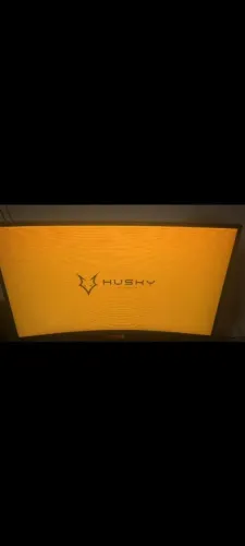 Monitor de 27 polegadas e 166 hz todo bom com apenas um listar bem dele na parte de baixo 