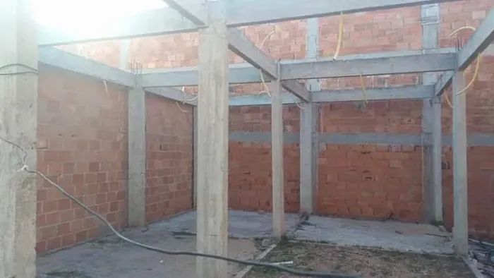Lote com alicerces e estrutura pronta.