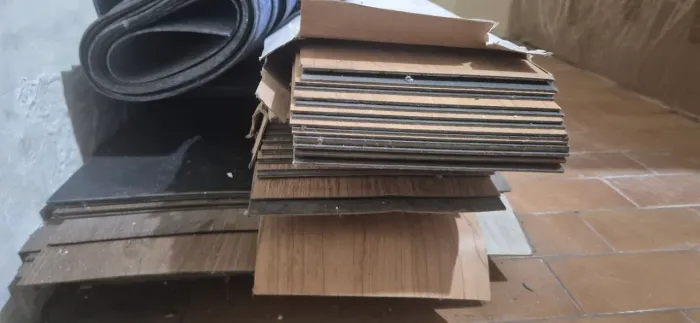 Lote de Piso Vinílico Amadeirado (Réguas/Placas) - Sobras de Obra / Desapego