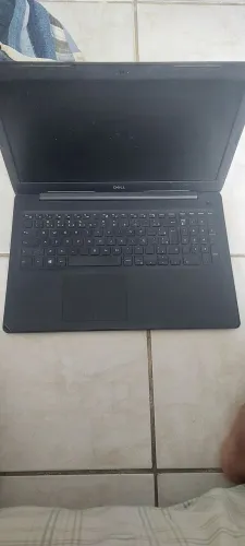 Notebook dell levo em estação próxima de min