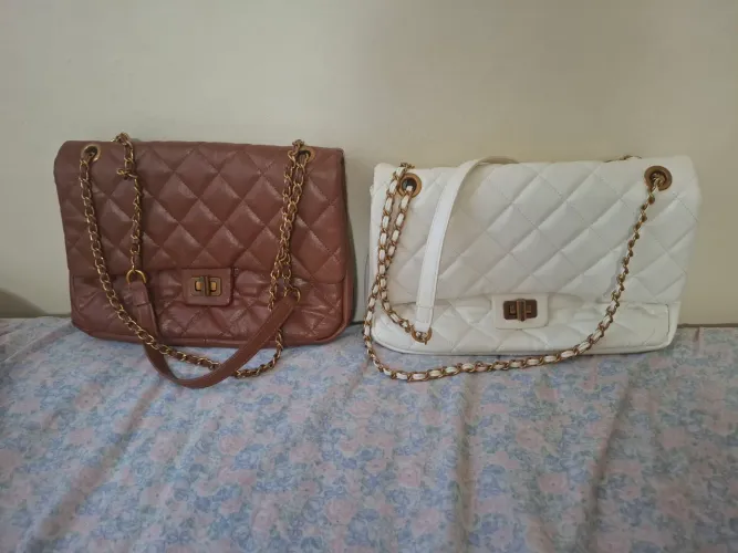 Vendo bolsa de couro sintético da cor caramelo e branco ,grande e espaçosa