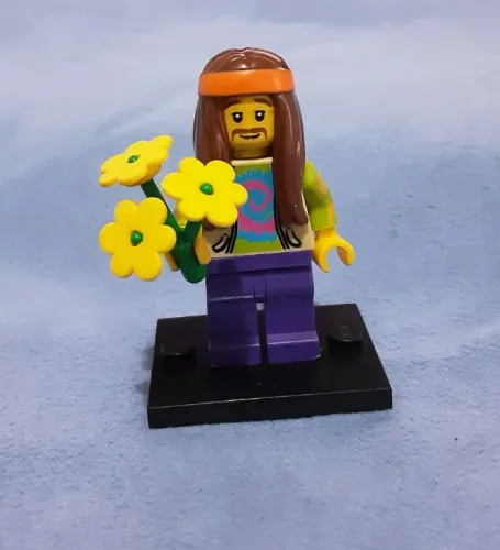LEGO minifigura Hippie, Series 7, com pescoço marcado a marca de uso (completo, com base)