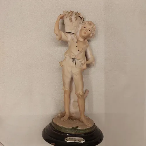 Estatueta Estilo Italiano Menino Com Cesta De Uvas - 24 cm.