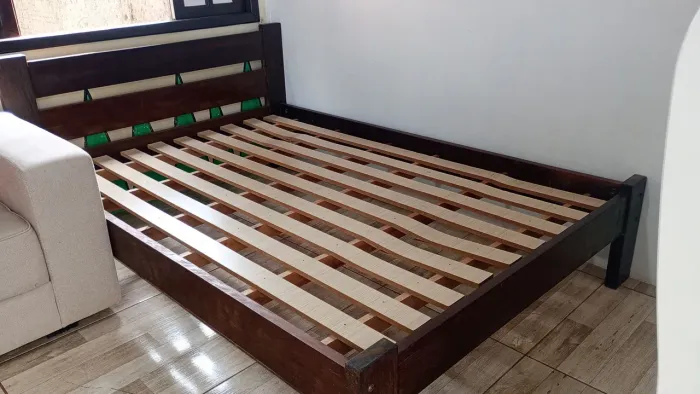 Cama de casal Madeira boa
