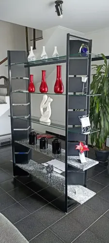 Estante moderna decorativa com vidro e granito 