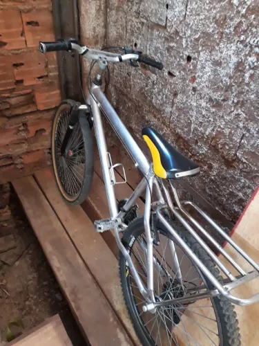 Bicicleta de alumínio vendendo por 400 reais aqui em Taguatinga 