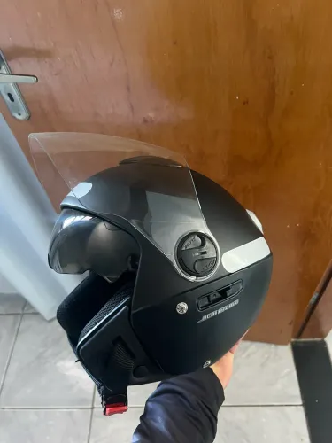 Capacete com óculos interno