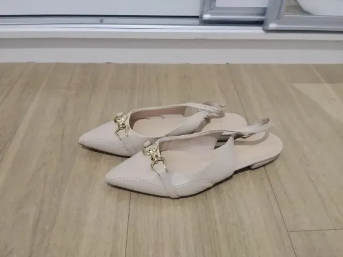 Desapego de sapato tipo Mule Slingback usado uma única vez.
