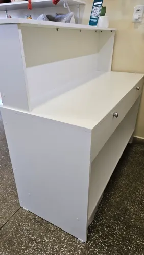 Balcão em MDF com gavetas