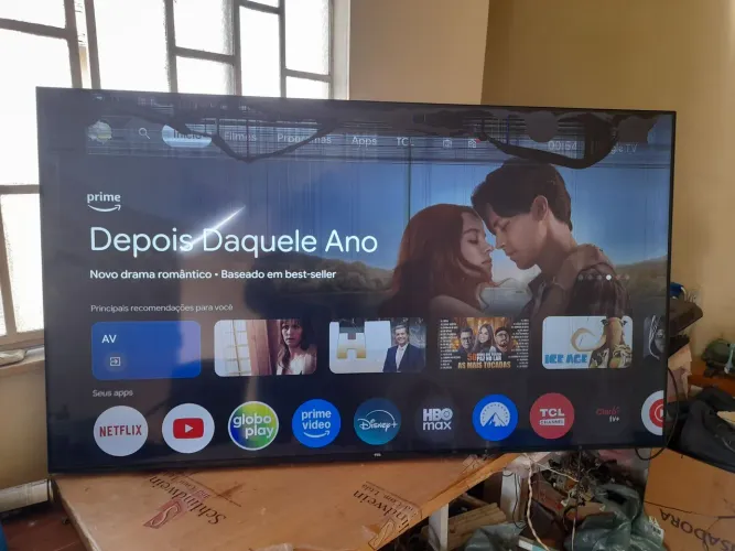 Tv TCL 65 polegadas com a tela danificada.
