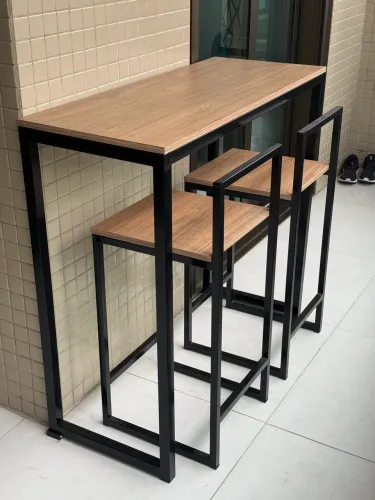 Jogo Mesa Bistrô Aparador Estilo Industrial + 2 Banquetas (+ 2 Almofadas de Brinde)