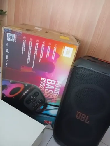 Caixa de som JBL nova 6 dias de uso