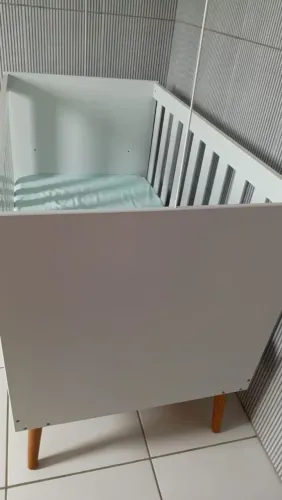 Berço Retro Isis Mini Cama Pés Madeira 2 Em 1 Bebê - Reller Cor Branco/fosco<br>