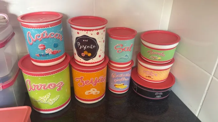 Vasilhas de mantimentos da Tupperware 