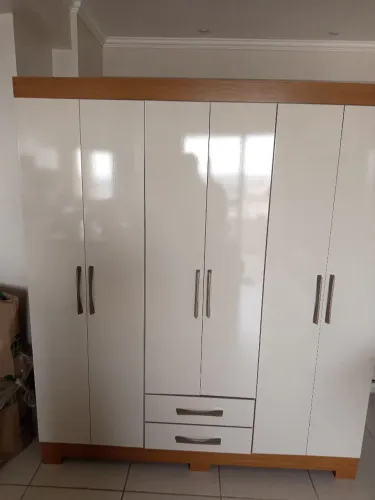 Vendo guarda roupa novo, sem uso nenhum. Ficou pequeno para o quarto contato 61- *