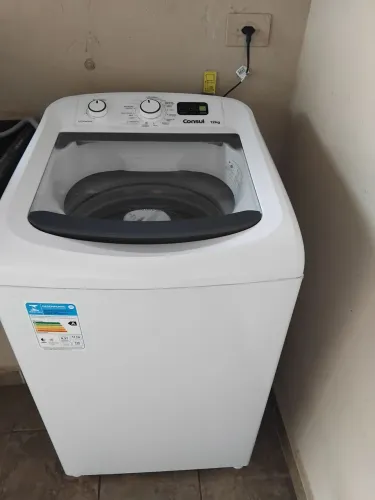 VENDE-SE MAQUINA CONSUL 12 KILOS NOVA 6 MESES DE USO