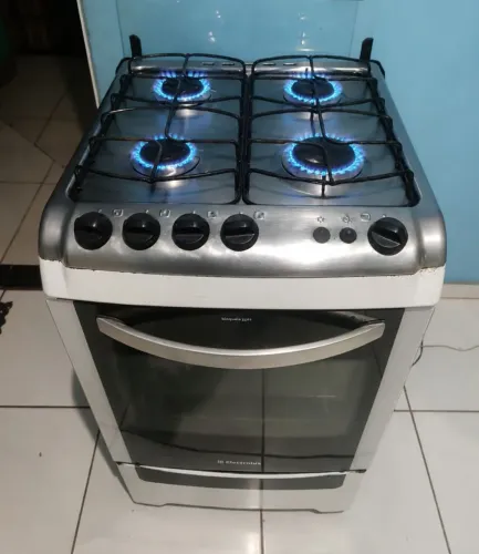 Fogão Electrolux 4 bocas e forno funcionando.
