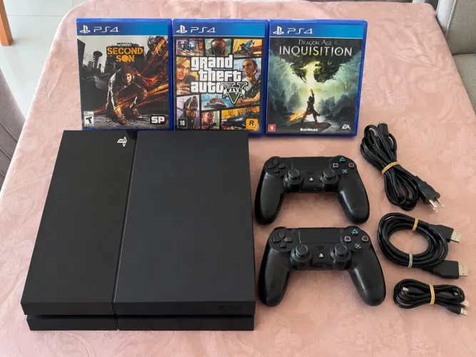 PS4 Fat 500GB + 2 DualShock 4 + GTA V e 2 Jogos