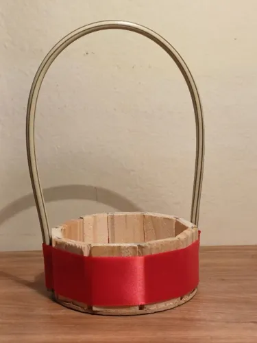 Cesta Artesanal de Madeira com Alça Alta e Fita Vermelha