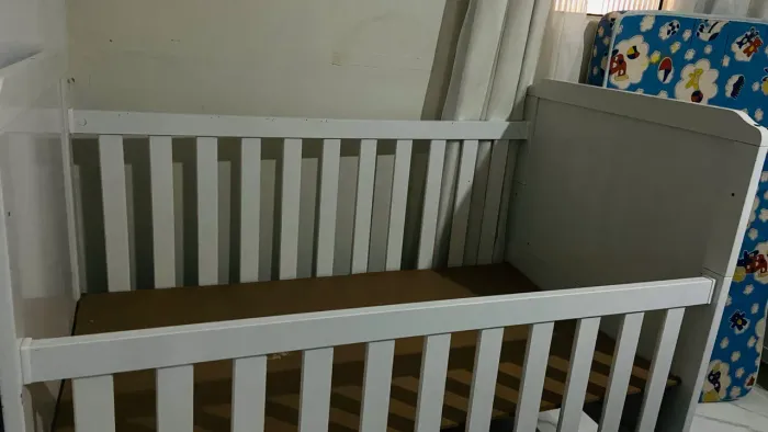 Berço completo, conservado e pronto para uso